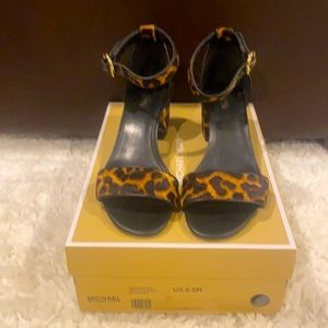 Small heeled pony hair leopard shoes